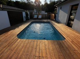 Villa piscine & spa - Havre de paix proche Bordeaux โรงแรมในSaint-Selve