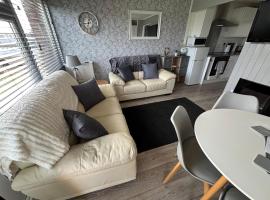 58, Two bed chalet on Sund0wner Holiday Park - Sleeps 4, pet friendly - Free WiFi plus electricity all included - Entertainment options close by, hotel a Hemsby