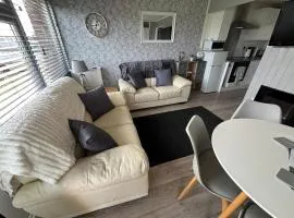58, Two bed chalet on Sund0wner Holiday Park - Sleeps 4, pet friendly - Free WiFi plus electricity all included - Entertainment options close by
