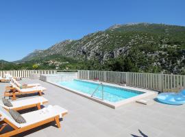 VILLA REMUSIC Pool, whirlpool, Sauna,4 bedrooms, amazing landscape, Hotel in Smolonje