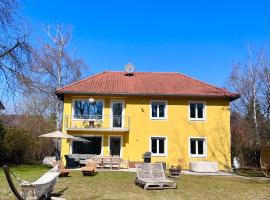 Large Munich house with 4 bedrooms in a quiet and greened villa area near Munich, hotel i München
