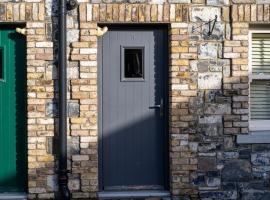 Alensgrove Cottages #5 - Two-Bedroom Cottage, hotel a Leixlip