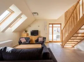 Nadmorski Apartament z Balkonem Blisko Plaży by Noclegi Renters