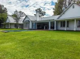 Luxury Farm Escape, Fireplace, Views & Total Peace