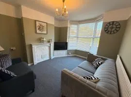 Lincoln 3BR Townhouse 6 Beds Close to CityCentre