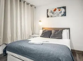 Central Manchester Family-Friendly Home with Free Parking and Workspace