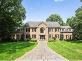 654 5 Bedrooms Indoor Pool Huge Yard, Hotel in Glassboro