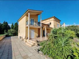 Cœur de Millas terrasse, jardin et parking privé, hotel in Millas