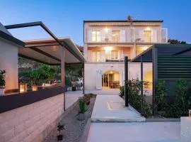 Holiday home with several apartments, a pool, sea views and a barbecue near Split