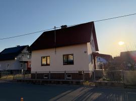 Großzügiges Einfamilienhaus samt Garten & riesiger Garage, hotell i Klagenfurt