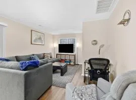 Cozy 2BR - Condo -Near Zoo - Fast WiFi -Garage