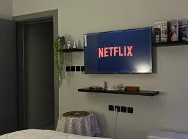 استديو مودرن حديث هادئ