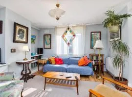 Sunny 3BR with backyard Near Drumcondra Train Station