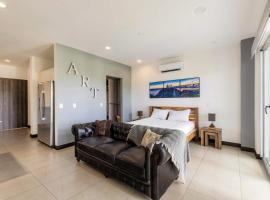Cozy Studio in San Jose Urban Flats Building, hotell i Pozos