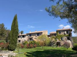 CASA CARA - 4 Gites de Charmes avec piscine - Cotignac en Provence, Hotel in Cotignac