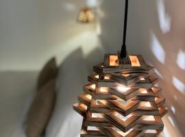 Seaside by Manos: Kamari şehrinde bir otel