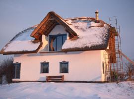 Traditional Ukrainian Thatch House with Modern Luxury, Hotel in Krekhayev