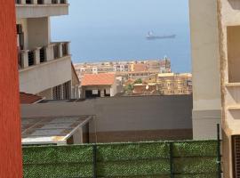 Appartement équipé et ensoleillé avec vue sur mer, Hotel in Mostaganem
