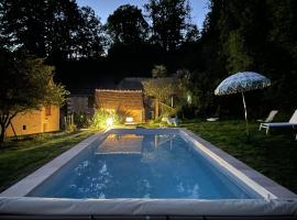 Longère 4 étoiles avec piscine en Sarthe, Hotel in Courdemanche