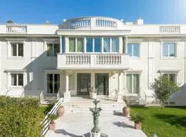 Villa Bianca a few steps by the sea with exclusive garden & jacuzzi