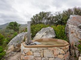 Lux 3BR Weekend Escape nr Hermanus Pool & HotTub – hotel w mieście Hermanus