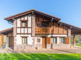 Amplia casa rural con barbacoa y vistas al valle