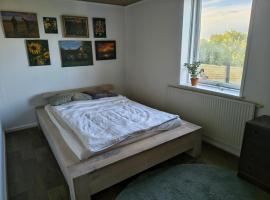 Cozy guest house with terrace, Hotel in Aalborg