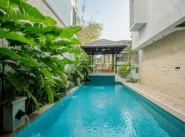 Lindsay Manor AkSh Private Pool 4BHK Lift