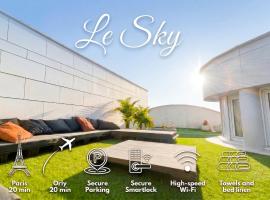 Le Sky - Penthouse d'Exception avec Vue Panoramique et Terrasse en Plein Cœur d'Orsay Paris-Saclay، فندق في أورس