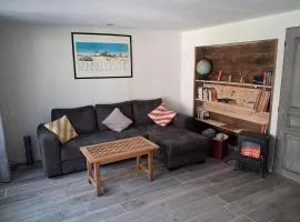 Jolie maison,terrasse, jardin 5 minutes de la plage de la Chambrette avec restos les pieds dans le sable