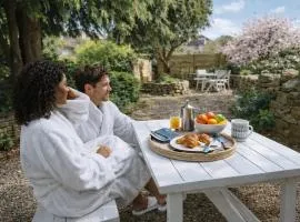 Heron Stays Bath- Boutique Period Properties, 7 Bedrooms, Parking for 4 Cars, Just 3 Miles to Bath Central, Sleeps 15