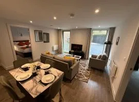 Stylish 2BR Flat - Parking - 6 min to Luton Airport
