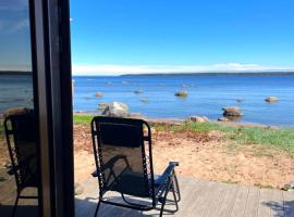 Summerhouse only few m from the sea, with sauna!, viešbutis mieste Kesmu