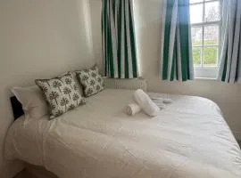 1 Bed - Sleeps 3 - Free Parking