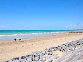 3 Bedroom Beautiful Home In Lessay, hotel en Lessay