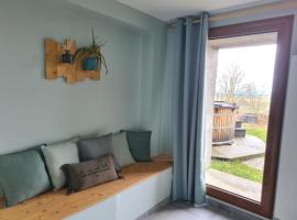 Hébergement au calme dans corps de ferme, Hotel in Larajasse