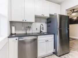 Pet-Friendly 2BR Near Edgewater with Parking