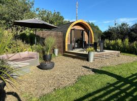 Glamping pod with en-suite & underfloor heating, hotel di Haverfordwest