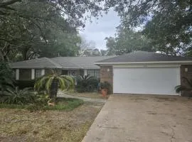 Cozy Pet friendly home near the beaches and shopping