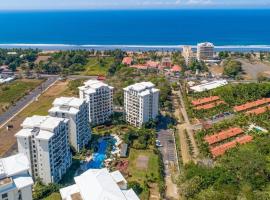 Jaco Beach 2BR Condo, Pool, Security and steps from the beach، فندق في جاكو
