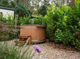Wild Flower Wellness met privé Sauna en Hottub in prachtige tuin met overkapping