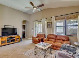 Extended Stay in Tampa Area! Spacious Home w/ Yard, hotel u gradu Rivervju