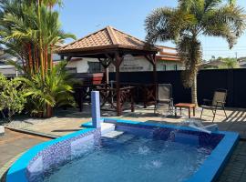 Moderne woning met privé zwembad en airco, khách sạn ở Paramaribo