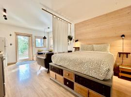 Le Chalet Waterfront Studio Suite, View, Patio, Kitchen, hotel Uclueletben