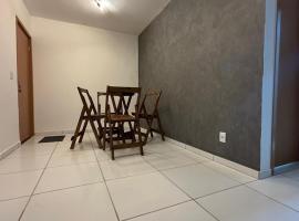 Apartamento completo e confortável a 5 minutos do centro climatizado, Hotel in Montes Claros