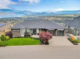 Exclusive Lakeview Suite with Pool and Hot Tub