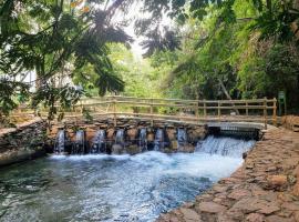 Thermas Paradise Apto 217 • Vista Piscinas e Rio • 10 min do Hot Park, hotelli kohteessa Rio Quente