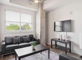 Downtown Living Near King St - Pool & Gym Access