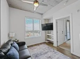 Modern Stay Walkable to King St - Private Balcony