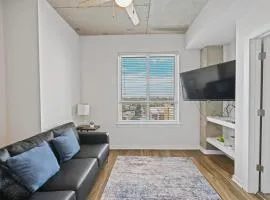 Modern Stay Walkable to King St - Private Balcony